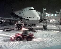 Heavy snow puts freeze on New Chitose airport